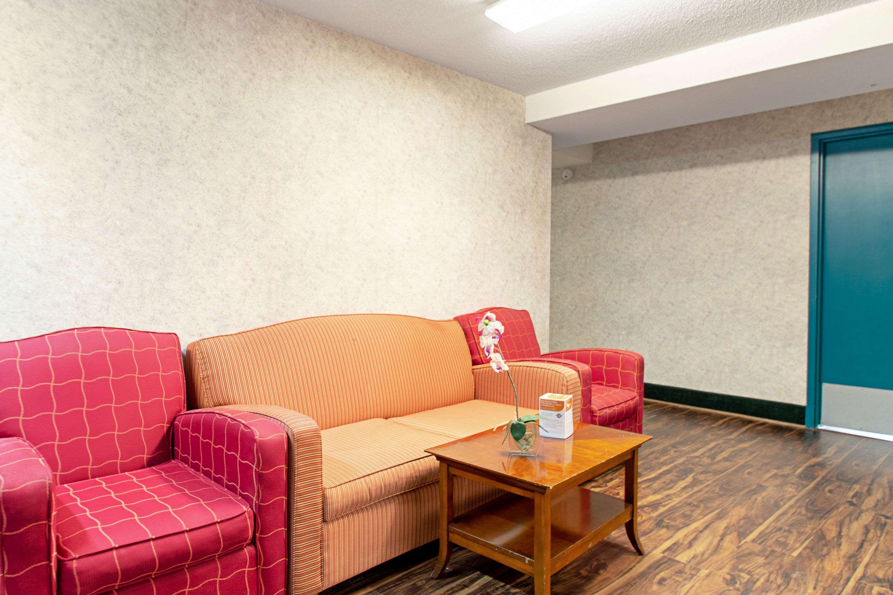 Econo Hotel 2*