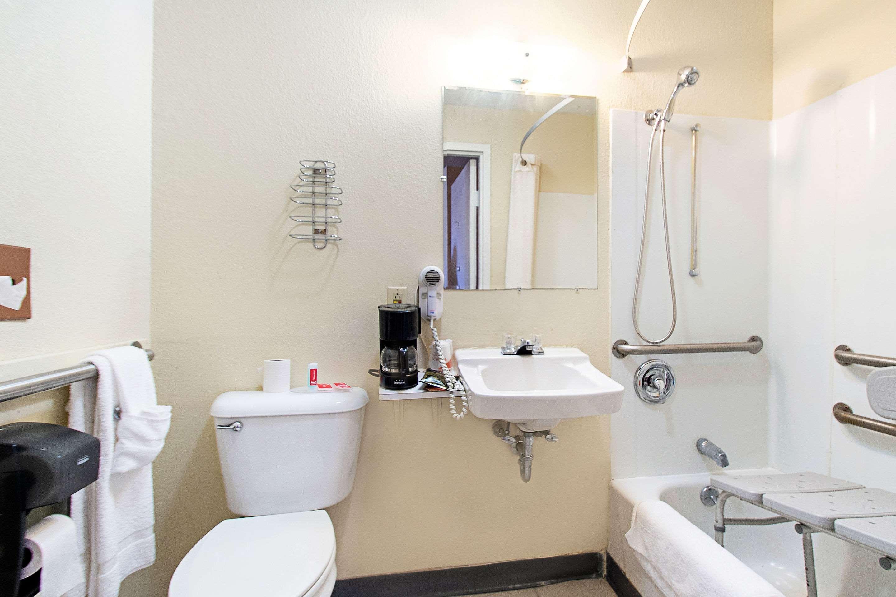 Econo Hotel
